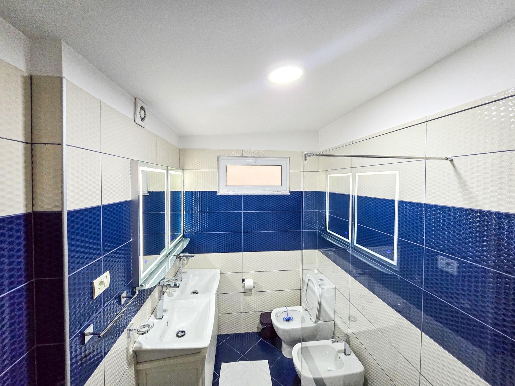 Lake Park 2Br Apartment Tirana Bagian luar foto