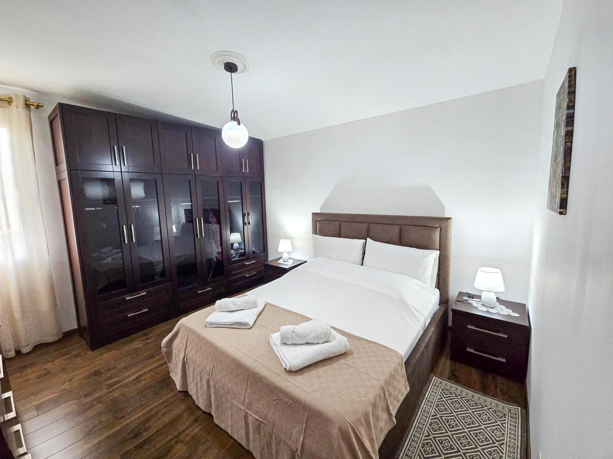 Lake Park 2Br Apartment Tirana Bagian luar foto