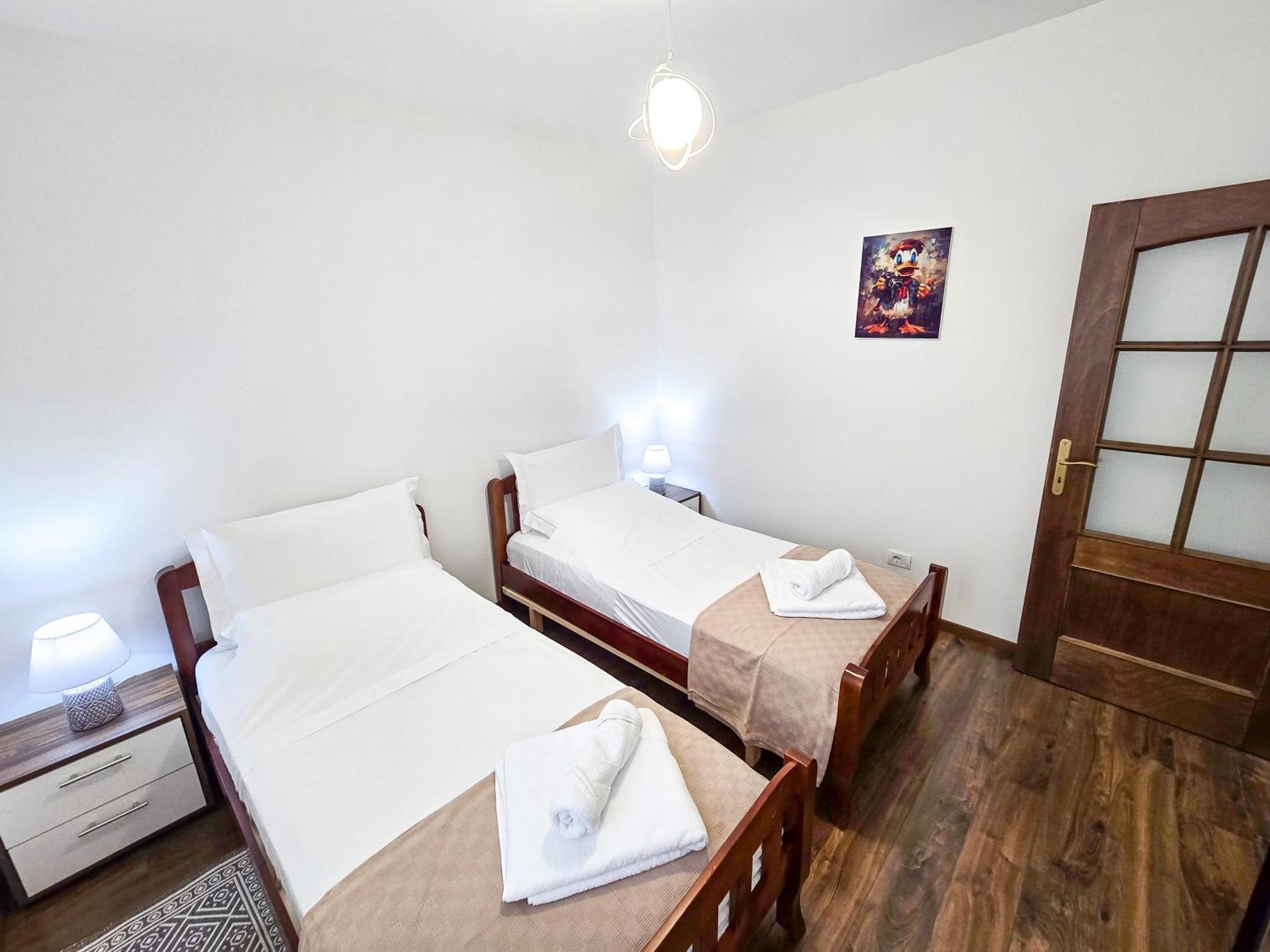 Lake Park 2Br Apartment Tirana Bagian luar foto