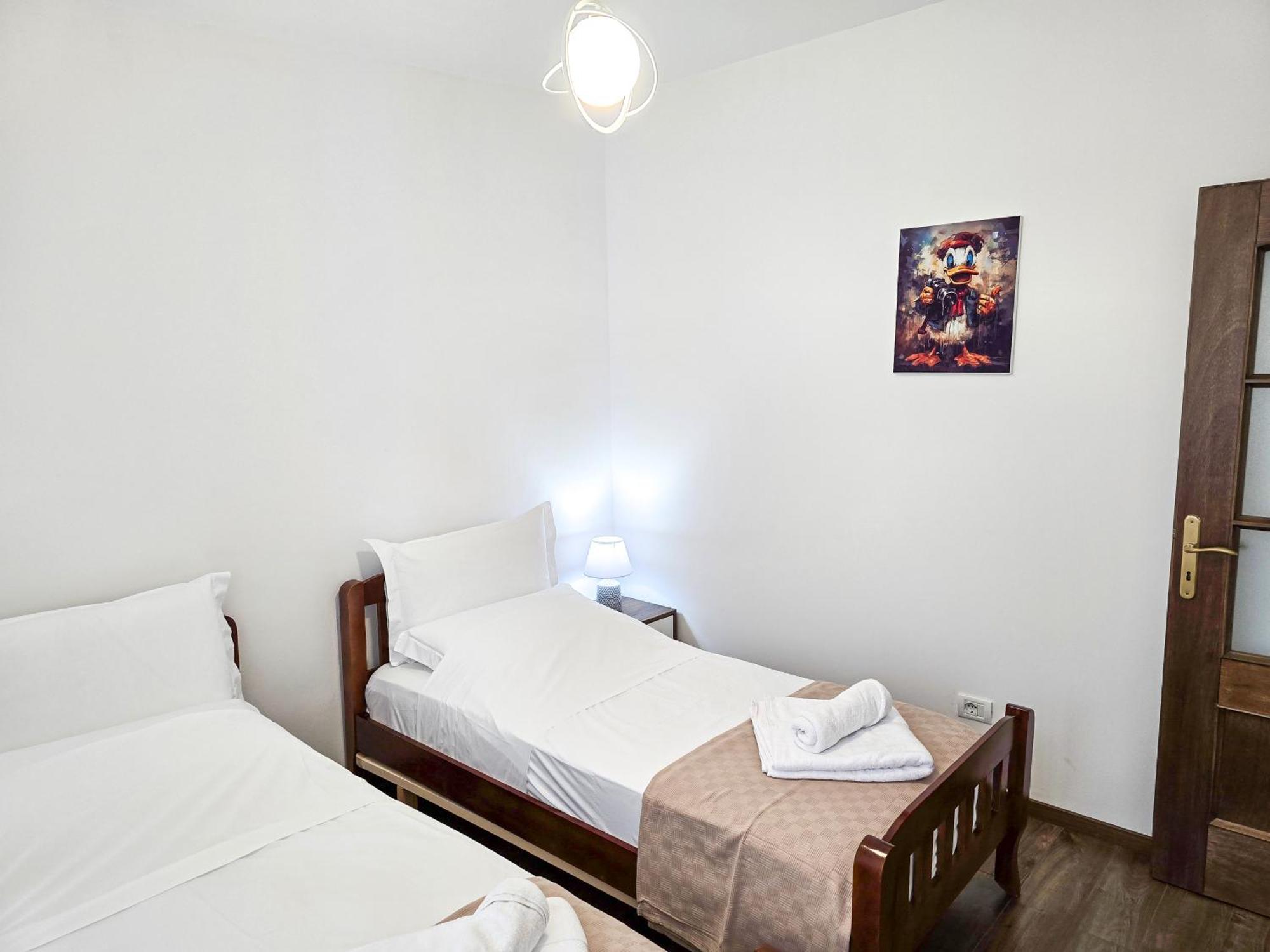 Lake Park 2Br Apartment Tirana Bagian luar foto