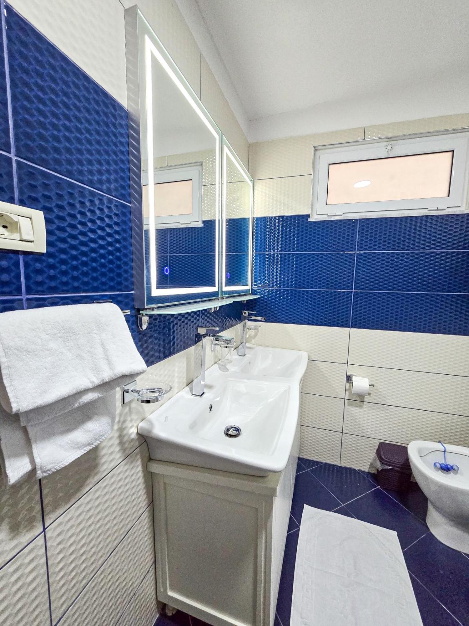 Lake Park 2Br Apartment Tirana Bagian luar foto
