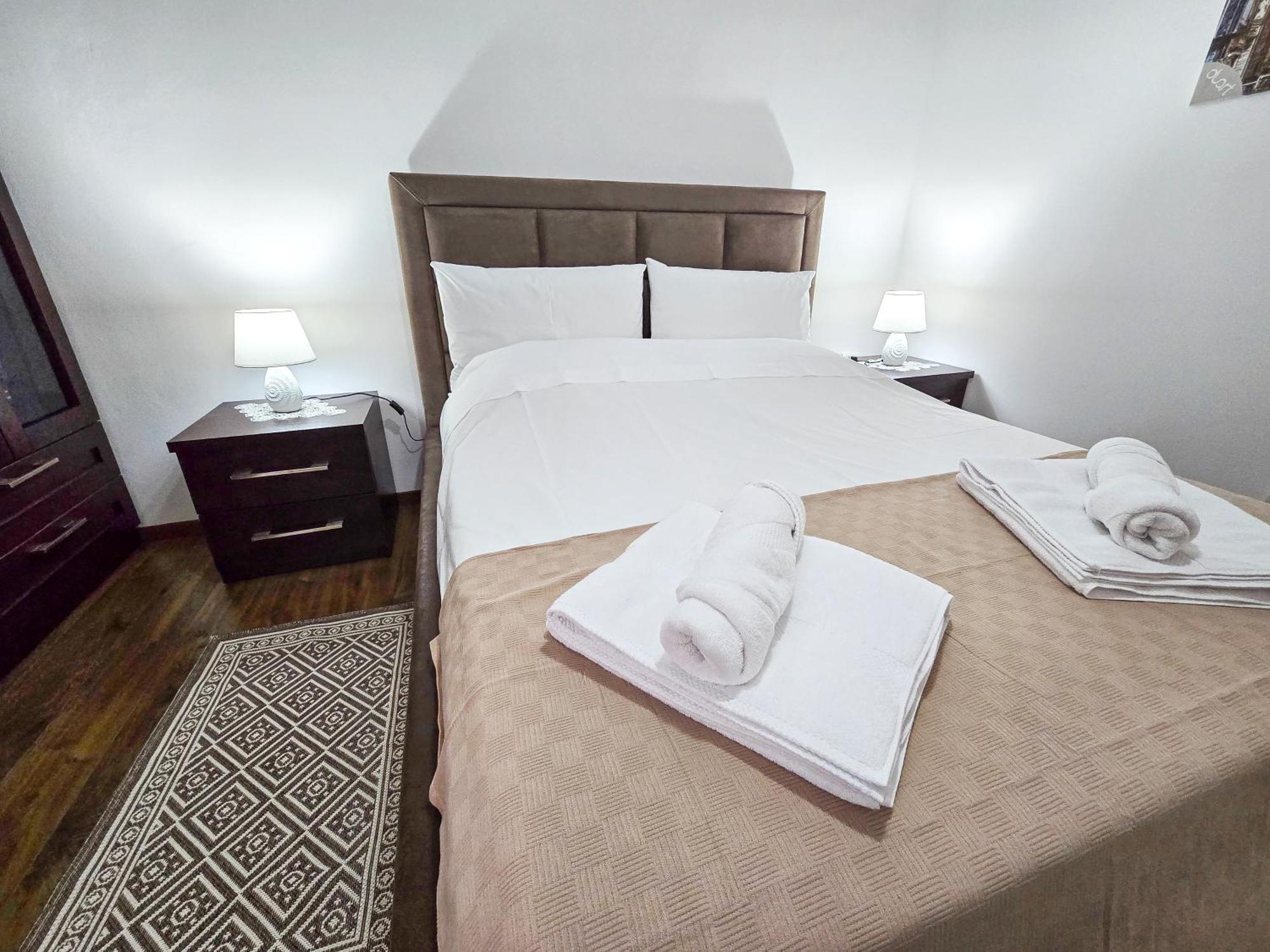 Lake Park 2Br Apartment Tirana Bagian luar foto