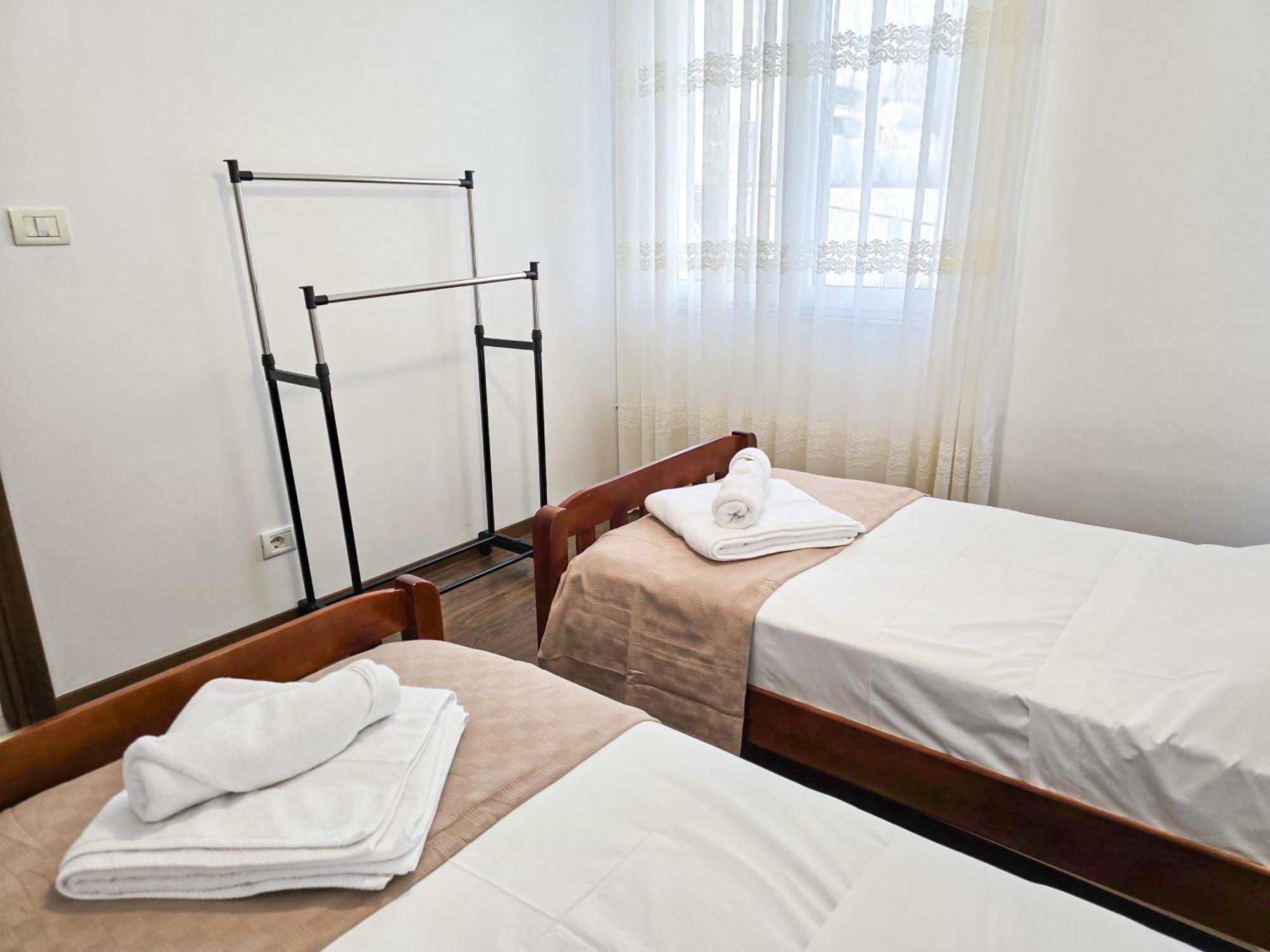 Lake Park 2Br Apartment Tirana Bagian luar foto