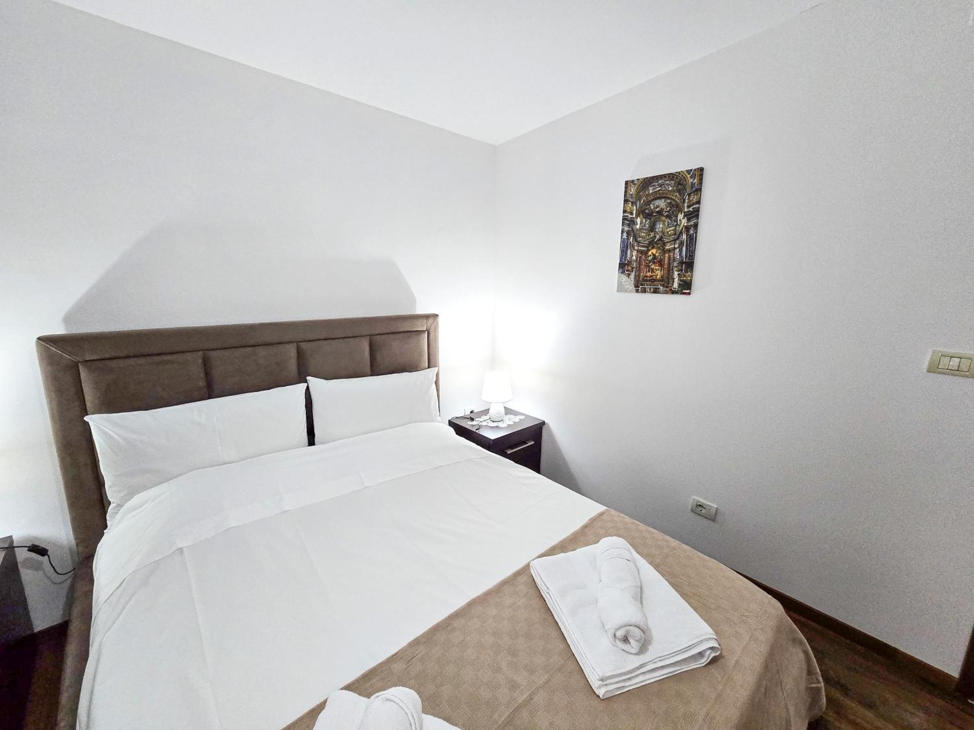 Lake Park 2Br Apartment Tirana Bagian luar foto